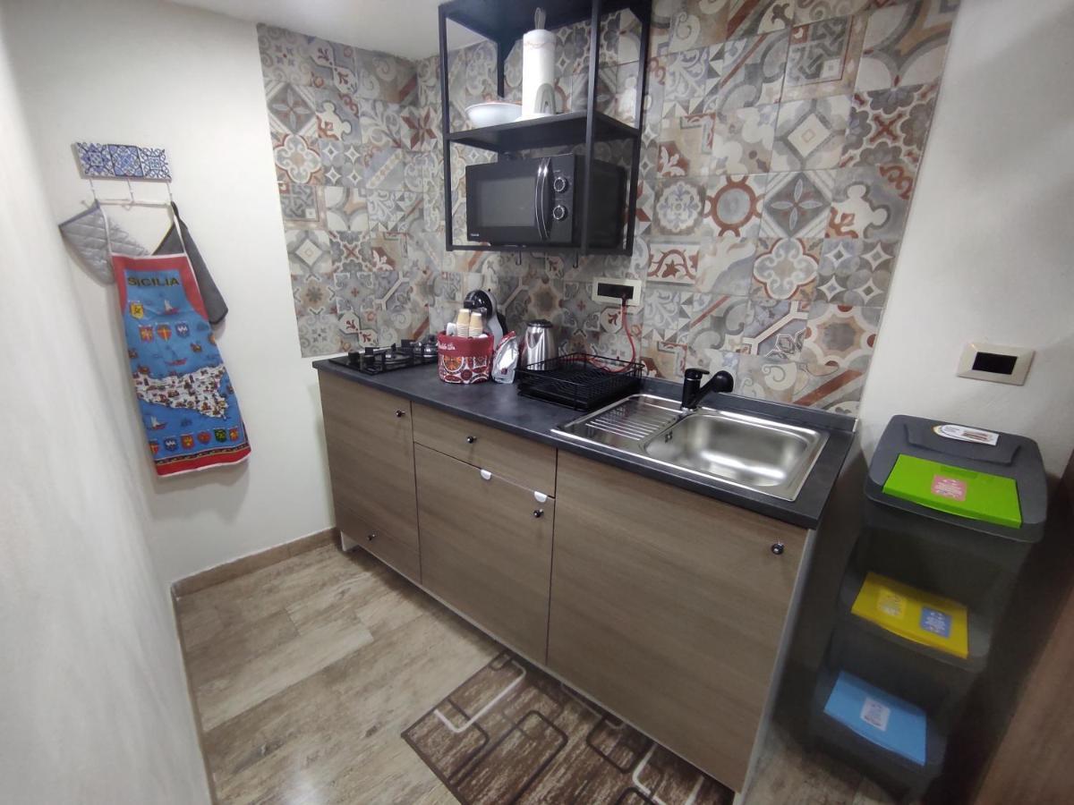 Tapia'S Rooms Big คาตาเนีย ภายนอก รูปภาพ